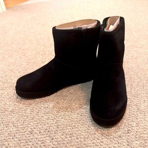 BRAND NEW SIZE 8 UGG Cory II
Black